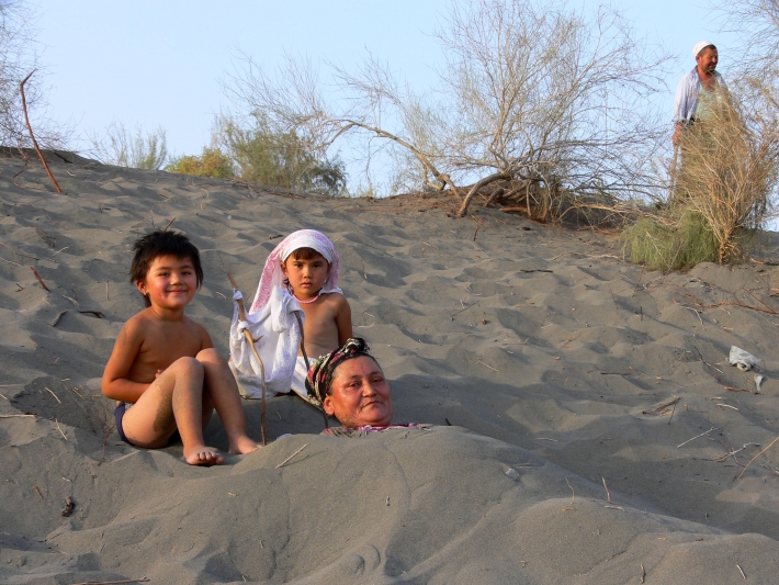 «Узбекский пляж», или Лечебный песок пустыни